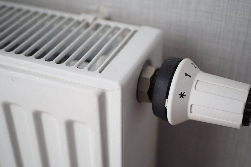 blanc-radiateur-sur-gris-blanc-mur-appartement-chauffage