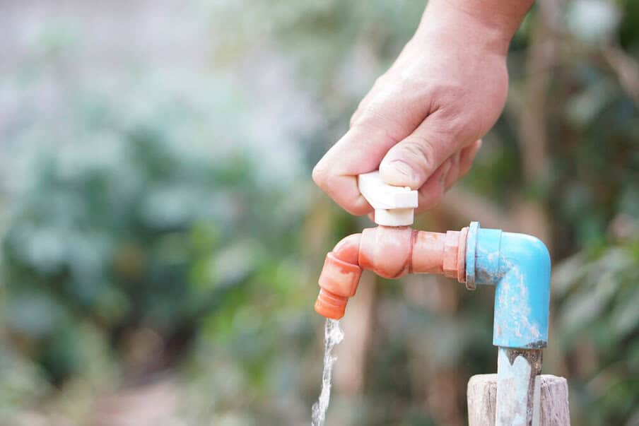 La main tourne le robinet - concept d'économie d'eau