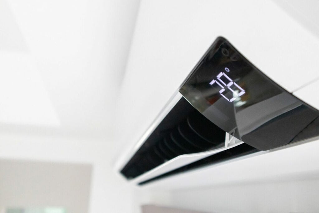 climatiseur sur fond intérieur de salle de mur blanc