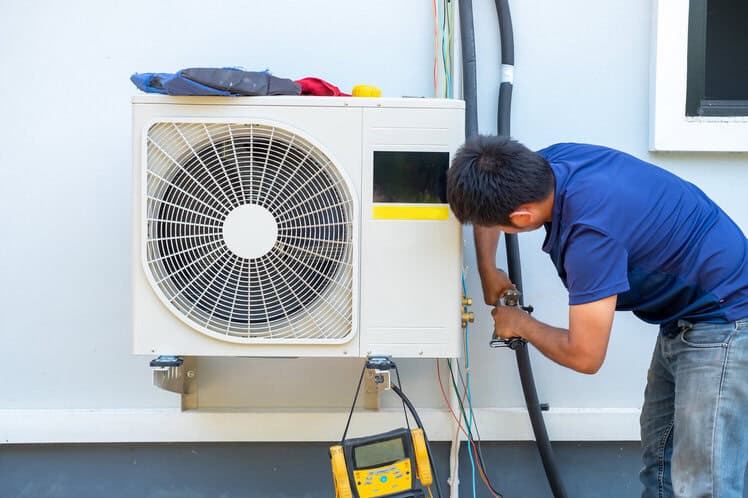 homme-technicien-installation-d'une-unité-extérieure-de-climatisation