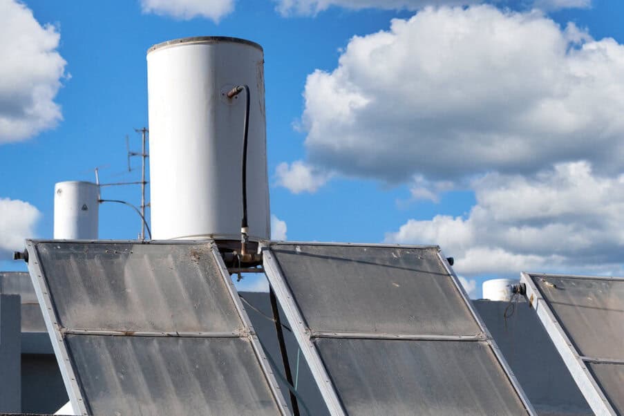 système de chauffage solaire de l'eau sur le toit de la maison